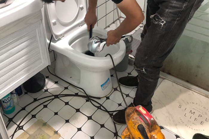 理塘马桶堵塞自己疏通还是找师傅？专业上门服务让你省时更省心